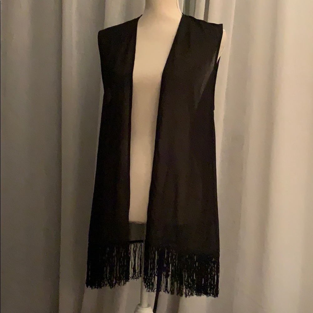 Black sleeveless fringe open tunic
